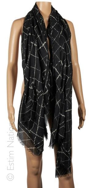 CHANEL
STOLE in fringed cashmere with black...