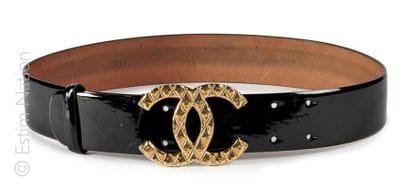 CHANEL (2009)
CEINTURE en cuir verni noir,...