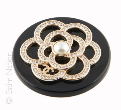 CHANEL (2018)
BROCHE en bakélite noire ornée...