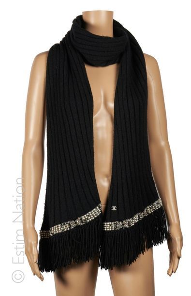CHANEL (Automne-hiver 2004/2005)
Longue ECHARPE...