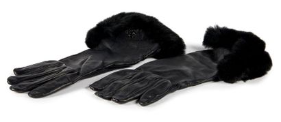 CHANEL
PAIR OF GLOVES in lamb leather and...