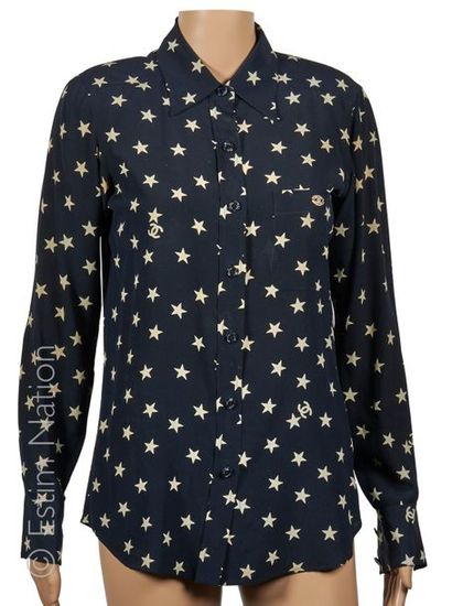 CHANEL (2008-2009)
BLOUSE in navy silk printed...
