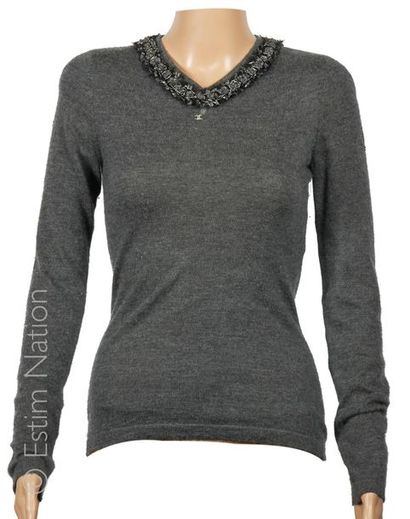 CHANEL (2010 - 2011)
PULL OVER en cachemire...