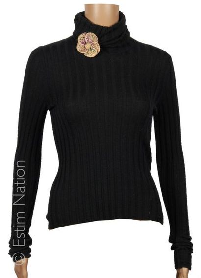 CHANEL (2004)
PULL OVER with black cashmere...