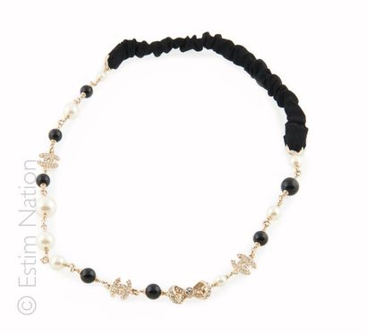 CHANEL
BIJOU DE TETE BANDEAU orné d'une chaîne,...