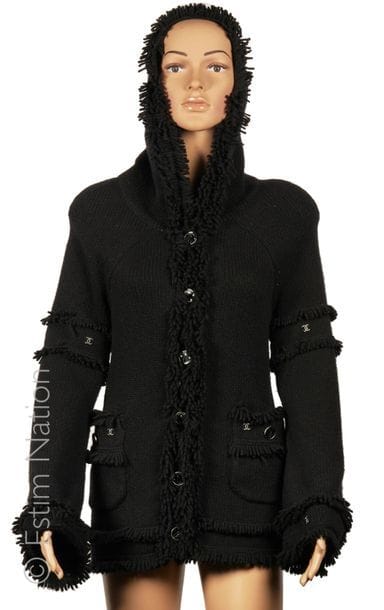 CHANEL (2007)
VESTE à capuche en épais tricot...