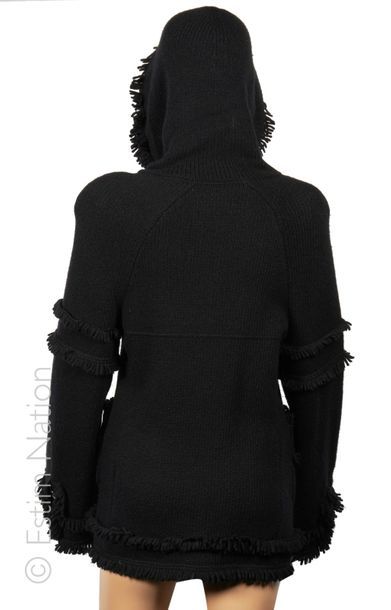 CHANEL (2007)
VESTE à capuche en épais tricot...