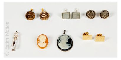 LOT DIVERS
Set of 2 pairs of cufflinks in...