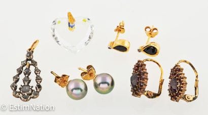 Lot of jewels including: 
- a pair of 18K...