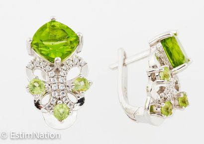 BOUCLES D'OREILLES ARGENT PERIDOTS 
Pair...