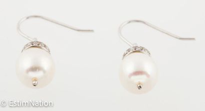 BOUCLES D OREILLES PERLES 
Pair of silver...
