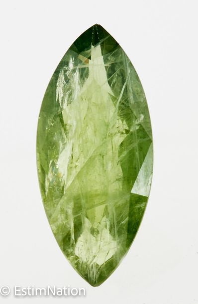 SAPHIR VERT 2.07 CARAT 
Green sapphire shuttle...