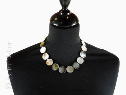 COLLIER NACRE
Necklace made of round mother-of-pearl...