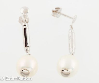 BOUCLES D OREILLES PERLES 
Pair of silver...