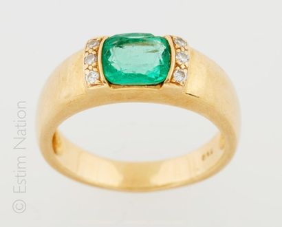 BAGUE OR ÉMERAUDE
18K (750°/00) yellow gold...