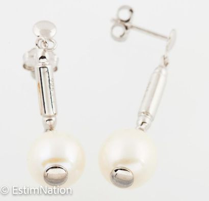 BOUCLES D'OREILLES PERLES
Pair of silver...