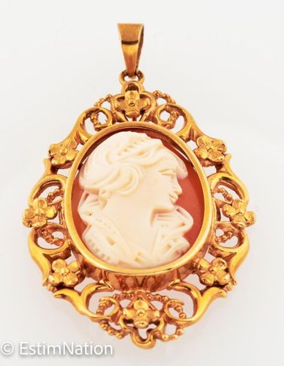 PENDENTIF CAMEE
Pendant in 18K (750/°°) yellow...