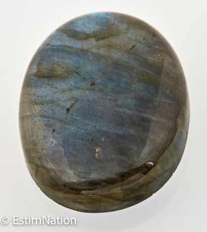 Labradorite in oval cabochon. 
Dimensions:...
