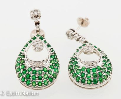 BOUCLES D'OREILLES OR DIAMANTS EMERAUDES
Pair...