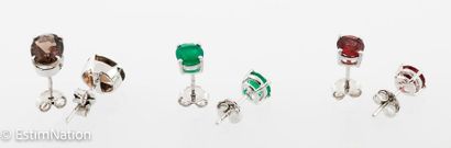 BOUCLES D'OREILLES
Set of earrings in silver...