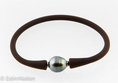 Lot de bracelets
Set of two bracelets: 
-...