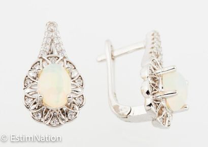 BOUCLES D'OREILLES ARGENT OPALES 
Pair of...