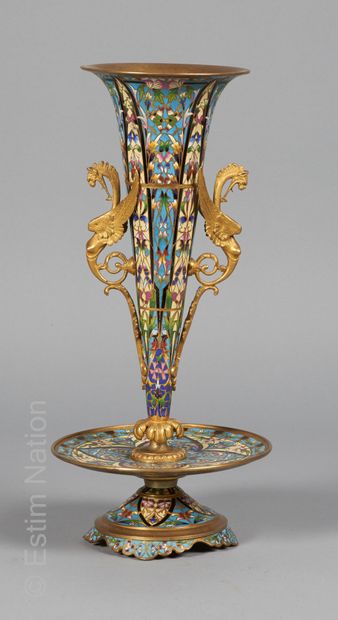 EMAUX CLOISONNES
Haut vase cornet en bronze...