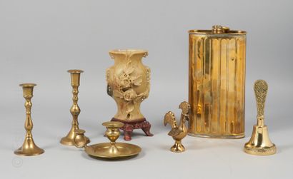 Divers objets et bibelots :

- Vase et son...