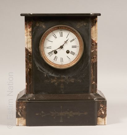 ARTS DECORATIFS DU XIXE SIECLE
Pendule borne...
