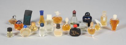 PARFUMS - LOT DE MINIATURES
Important lot...
