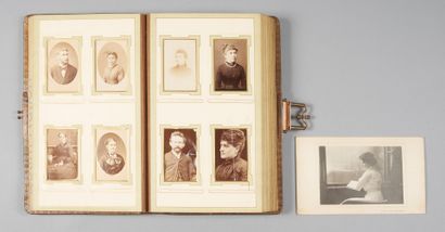 PHOTOGRAPHIES
Album in speckled leather with...