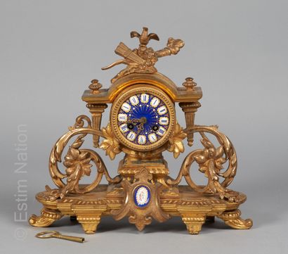HORLOGERIE - XIXE SIECLE
Pendule en régule...
