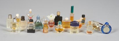PARFUMS - LOT DE MINIATURES
Important lot...