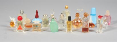 PARFUMS - LOT DE MINIATURES
Important lot...
