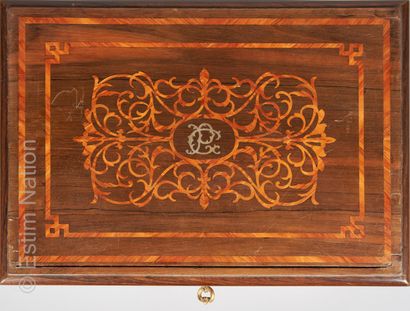 ARTS DECORATIFS DU XIXE SIECLE
Grand coffret...