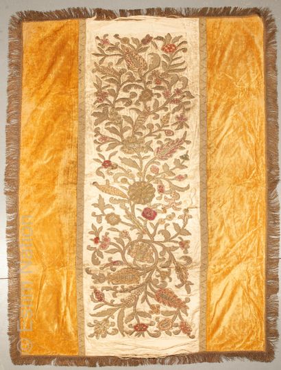 TEXTILES ANCIENS
Tapis de table, XIXème siècle,...