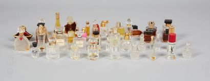 LOT DE MINIATURES
Set of 35 miniature bottles...