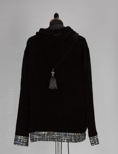 BY SASHA

Hooded SWEATER with black velvet...