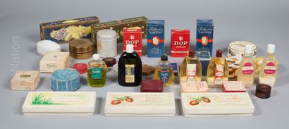 PARFUMS ET COSMETIQUES
Set of soap, shampoo...