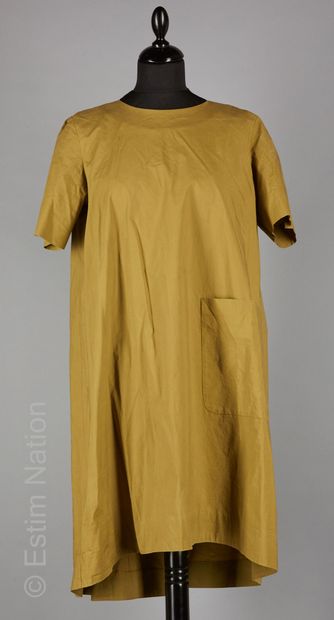COS
TWO oversized DRESSES : the first one...