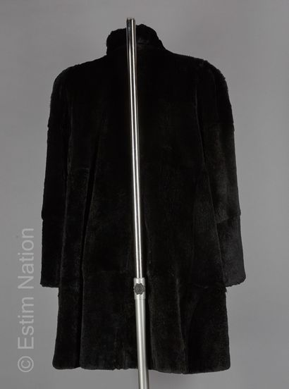 ANONYME
Black shaved rabbit coat, high collar,...