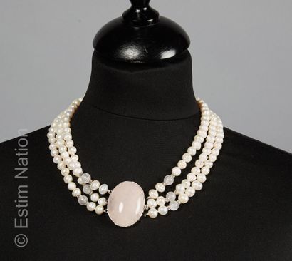 Necklace with 3 rows of freshwater pearls....