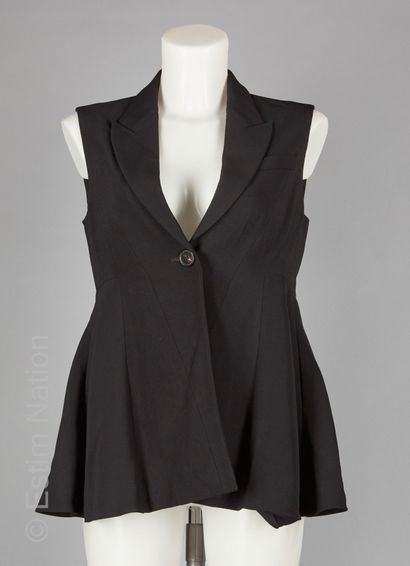 GIVENCHY PAR RICCARDO TISCI (2017)
Sleeveless...