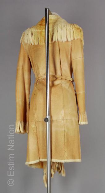 ANONYME
Fringed coat in natural rabbit, belt,...