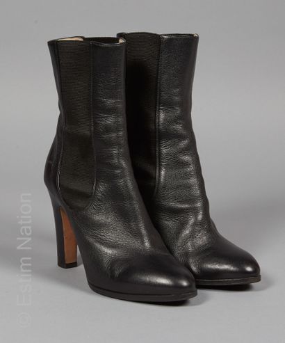 CHANEL

PAIR OF BOOTS in grained leather...