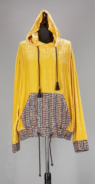 BY SASHA
Hooded SWEATER with a yellow velvet...