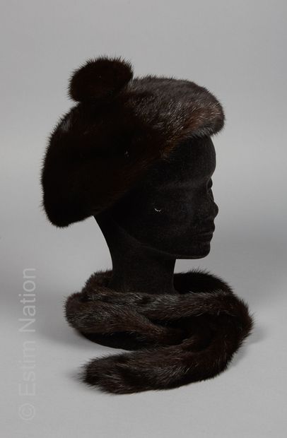 ANONYME
Female dark mink TOQUE with pom-pom...