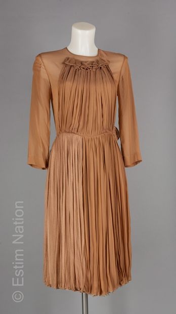 CHLOE

Dress in taupe silk crepe, chest and...