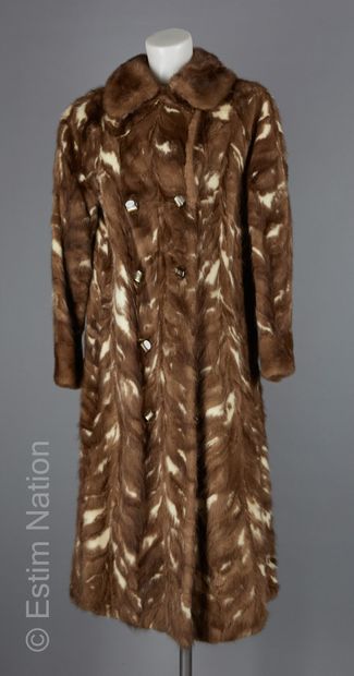 ISLAND FOURRURE
Coat in natural and pastel...
