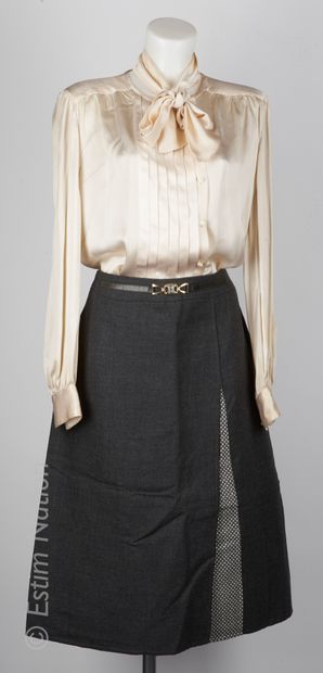 CELINE VINTAGE, MANI
Flared skirt in grey...